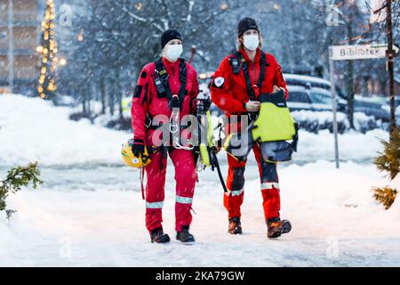 Oslo 20201230. Die Rettungskräfte sind nach einem großen Erdrutsch und Schlammlawinen in Ask. Mehrere Häuser wurden vom Erdrutsch genommen, mehr als 100 wurden evakuiert und weitere wurden ins Krankenhaus gebracht. Foto: Jil Yngland / NTB Stockfoto