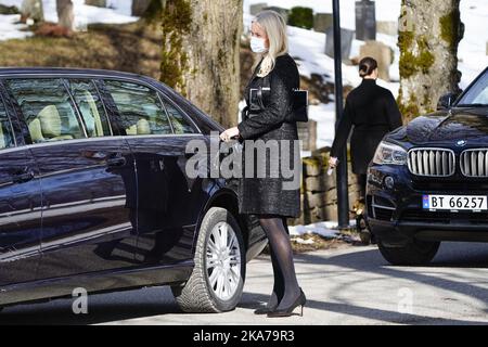 Asker, Norwegen 20210322. Kronprinzessin Mette-Marit steigt nach der Trauerfeier in der Asker Kirche für Erling Lorentzen in das Auto ein. Lorentzen, der nach Prinzessin Ragnhild Witwer war, starb am 9. März im Alter von 98 Jahren. Foto: Lise Åserud / NTB Stockfoto