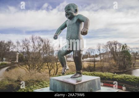 Oslo 20210406. „Sinnataggen“ im Vigelandsparken in Oslo wird vorübergehend entfernt, nachdem jemand versucht hat, über einen Knöchel der Skulptur zu sehen. Die berühmte Vigeland-Skulptur wurde im Laufe der Jahre einer Reihe ähnlicher Ereignisse ausgesetzt. Seit 1947 wird die wütende Figur mit einem Tag versehen, versucht, gestohlen zu werden und in Weiß, Rosa und Rot gestrichen. Foto: Stian Lysberg Solum / NTB Stockfoto