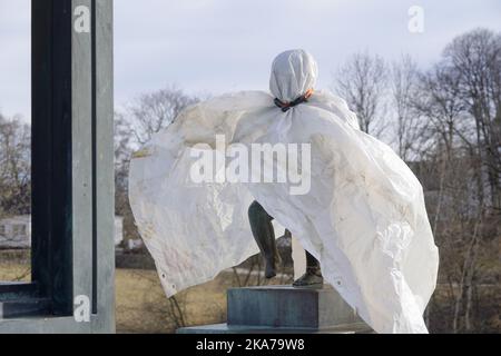 Oslo 20210406. „Sinnataggen“ im Vigelandsparken in Oslo wird vorübergehend entfernt, nachdem jemand versucht hat, über einen Knöchel der Skulptur zu sehen. Die berühmte Vigeland-Skulptur wurde im Laufe der Jahre einer Reihe ähnlicher Ereignisse ausgesetzt. Seit 1947 wird die wütende Figur mit einem Tag versehen, versucht, gestohlen zu werden und in Weiß, Rosa und Rot gestrichen. Foto: Heiko Junge / NTB Stockfoto