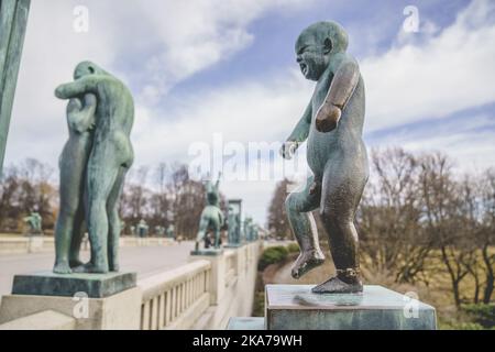 Oslo 20210406. „Sinnataggen“ im Vigelandsparken in Oslo wird vorübergehend entfernt, nachdem jemand versucht hat, über einen Knöchel der Skulptur zu sehen. Die berühmte Vigeland-Skulptur wurde im Laufe der Jahre einer Reihe ähnlicher Ereignisse ausgesetzt. Seit 1947 wurde die wütende Figur veredelt, fast gestohlen und in Weiß, Rosa und Rot gemalt. Foto: Stian Lysberg Solum / NTB Stockfoto