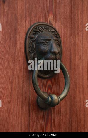 Quarts Regency Lion Head Door Knocker in Alcudia Mallorca Stockfoto