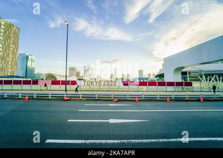 Tokio, Japan 20210723. Die Straßen der Innenstadt von Tokio vor dem Tag der Eröffnungszeremonie. Es ist kein Zufall, dass es sich um einen nationalen Feiertag handelt, der als „nationaler Sporttag“ bezeichnet wird. Aufgrund der Ansteckungssituation in Tokio ist die Öffentlichkeit in keiner olympischen Arena zugelassen. Nur 950 Zuschauer, bestehend aus Beamten, der Presse und VIPs, werden während der Eröffnungszeremonie der Olympischen Spiele in der japanischen Hauptstadt am Freitag im Olympiastadion anwesend sein dürfen. Foto: Stian Lysberg Solum / NTB Stockfoto