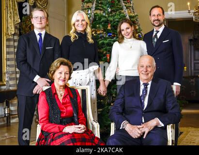 Oslo 20211220. König Harald (vorne, von rechts), Königin Sonja, Kronprinz Haakon (hinten, von rechts), Prinzessin Ingrid Alexandra, Kronprinzessin Mette-Marit und Prinz Sverre Magnus vor dem Weihnachtsbaum bei Bygdoey Kongsgaard in Oslo. Foto: Lise Aaserud / NTB Stockfoto