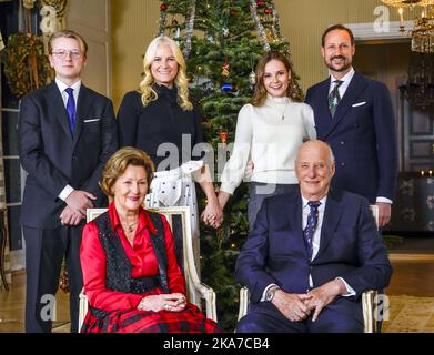 Oslo 20211220. König Harald (vorne, von rechts), Königin Sonja, Kronprinz Haakon (hinten, von rechts), Prinzessin Ingrid Alexandra, Kronprinzessin Mette-Marit und Prinz Sverre Magnus vor dem Weihnachtsbaum bei Bygdoey Kongsgaard in Oslo. Foto: Lise Aaserud / NTB Stockfoto