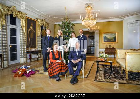 Oslo 20211220. König Harald (vorne, von rechts), Königin Sonja, Kronprinz Haakon (hinten, von rechts), Prinzessin Ingrid Alexandra, Kronprinzessin Mette-Marit und Prinz Sverre Magnus vor dem Weihnachtsbaum bei Bygdoey Kongsgaard in Oslo. Foto: Lise Aaserud / NTB Stockfoto