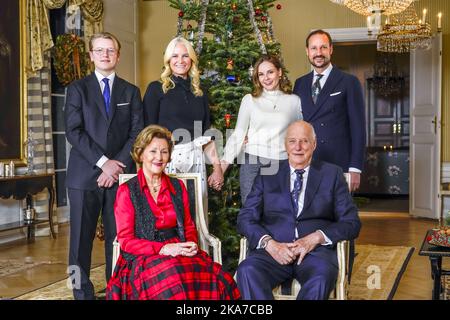 Oslo 20211220. König Harald (vorne, von rechts), Königin Sonja, Kronprinz Haakon (hinten, von rechts), Prinzessin Ingrid Alexandra, Kronprinzessin Mette-Marit und Prinz Sverre Magnus vor dem Weihnachtsbaum bei Bygdoey Kongsgaard in Oslo. Foto: Lise Aaserud / NTB Stockfoto