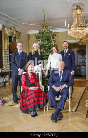 Oslo 20211220. König Harald (vorne, von rechts), Königin Sonja, Kronprinz Haakon (hinten, von rechts), Prinzessin Ingrid Alexandra, Kronprinzessin Mette-Marit und Prinz Sverre Magnus vor dem Weihnachtsbaum bei Bygdoey Kongsgaard in Oslo. Foto: Lise Aaserud / NTB Stockfoto