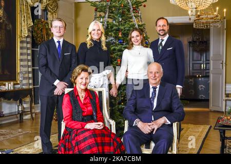 Oslo 20211220. König Harald (vorne, von rechts), Königin Sonja, Kronprinz Haakon (hinten, von rechts), Prinzessin Ingrid Alexandra, Kronprinzessin Mette-Marit und Prinz Sverre Magnus vor dem Weihnachtsbaum bei Bygdoey Kongsgaard in Oslo. Foto: Lise Aaserud / NTB Stockfoto