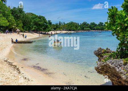 Tropischer Strand mit umsäumtem Korallenriff und Felsformationen, Kiriwina Island, Milne Bay Province, Papua-Neuguinea Stockfoto