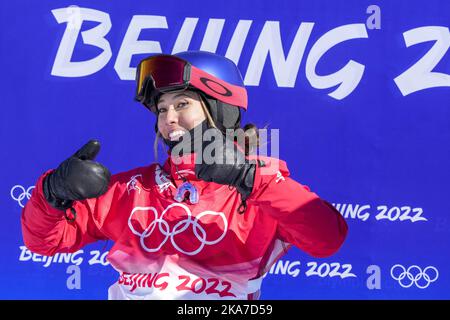 Zhangjiakou, China 20220214. Die aus China stammende Freestyle-Skifahrerin Eileen Gu ging im Slopestyle mit einem 3.. Platz in der Qualifikation in Zhangjiakou während der Olympischen Winterspiele in Peking 2022 ins Finale. Foto: Heiko Junge / NTB Stockfoto