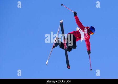Zhangjiakou, China 20220214. Die aus China stammende Freestyle-Skifahrerin Eileen Gu ging im Slopestyle mit einem 3.. Platz in der Qualifikation in Zhangjiakou während der Olympischen Winterspiele in Peking 2022 ins Finale. Foto: Heiko Junge / NTB Stockfoto