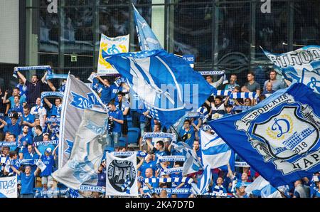 26. Juli 2019, Moskau, Russland. Fans des Fußballclubs Dynamo Moskau stehen vor dem Start des Spiels auf dem Zuschauerplatz. Stockfoto