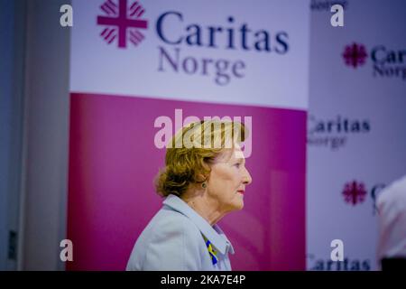 Oslo 20220401. Königin Sonja besucht die Caritas in Norwegen, um sich über die Arbeit der Caritas in der Ukraine, in den Nachbarländern und in Norwegen im Hinblick auf die Flüchtlinge zu informieren. Foto: Stian Lysberg Solum / NTB Stockfoto