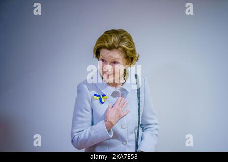 Oslo 20220401. Königin Sonja besucht die Caritas in Norwegen, um sich über die Arbeit der Caritas in der Ukraine, in den Nachbarländern und in Norwegen im Hinblick auf die Flüchtlinge zu informieren. Foto: Stian Lysberg Solum / NTB Stockfoto