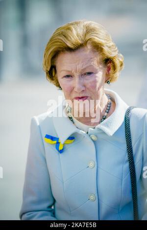 Oslo 20220401. Königin Sonja besucht die Caritas in Norwegen, um sich über die Arbeit der Caritas in der Ukraine, in den Nachbarländern und in Norwegen im Hinblick auf die Flüchtlinge zu informieren. Foto: Stian Lysberg Solum / NTB Stockfoto