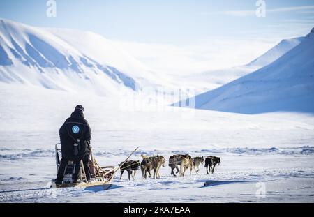 Longyearbyen, Svalbard 20220421. Kronprinz Haakon und Kronprinzessin Mette-Marit besuchten arktische Husky-Reisende außerhalb von Longyearbyen, wo sie eine Schlittenfahrt mit den Hunden während der County-Reise des Kronprinzenpaares nach Svalbard machten. Foto: Ole Berg-Rusten / NTB Stockfoto