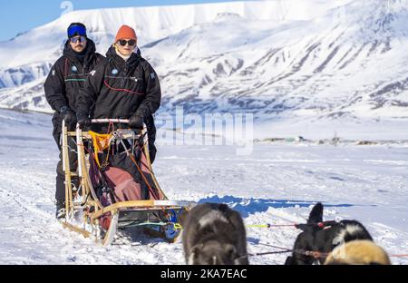 Longyearbyen, Svalbard 20220421. Kronprinz Haakon und Kronprinzessin Mette-Marit besuchten arktische Husky-Reisende außerhalb von Longyearbyen, wo sie eine Schlittenfahrt mit den Hunden während der County-Reise des Kronprinzenpaares nach Svalbard machten. Foto: Ole Berg-Rusten / NTB Stockfoto