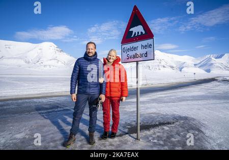 Longyearbyen, Svalbard 20220421. Kronprinz Haakon und Kronprinzessin Mette-Marit bei einer Warnung vor Eisbären während der Reise des Kronprinzenpaares nach Svalbard. Foto: Ole Berg-Rusten / NTB Stockfoto
