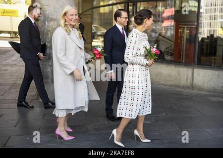 Stockholm, Schweden 20220502. (Von links:) Kronprinzessin Mette-Marit, Prinz Daniel und Kronprinzessin Victoria vor dem Kulturhaus in Stockholm. Foto: Annika Byrde / NTB Stockfoto