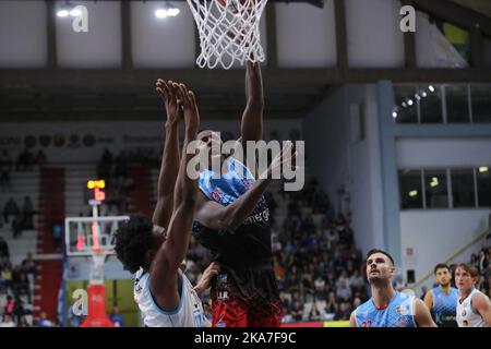 PalaRadi, Cremona, Italien, 30. Oktober 2022, Darryl Tucker (Kienergia Rieti) während der Vanoli Basket Cremona gegen Kienergia Rieti - Italienische Basketball-Ser Stockfoto