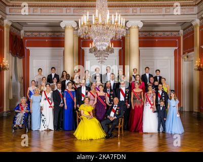 Oslo 20220617. Königliches Familienfoto in einem kleinen Ballsaal auf dem Schloss im Zusammenhang mit der Feier des Geburtstages von Prinzessin Ingrid Alexandra 18. und dem Galadiner auf dem Schloss. Vor: Prinzessin Ingrid Alexandra zwischen Königin Sonja und König Harald. Erste Reihe von links: Prinzessin Astrad, Marit Tjessem, Kronprinzessin Mary, Kronprinz Frederik, Königin Mathilde, König Felpe, Kronprinzessin Mette-Marit, Kronprinz Haakon, König Willem Alexander, Königin Maxima, Kronprinzessin Victoria, Prinz Daniel, Prinzessin Estelle und Prinz Oscar. Zweite Reihe von links: Emma Tallulah Behn, Leah I. Stockfoto