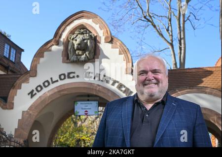 Leipzig, Deutschland. 30. Oktober 2022. Der Leipziger Zoodirektor Jörg Junhold steht vor dem Eingang zum Zoo. Er ist seit genau 25 Jahren im Amt. Quelle: Heiko Rebsch/dpa/Alamy Live News Stockfoto