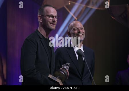 Haugesund 20220820. Eskil Vogt und Joachim Trier geben eine Dankesrede nach dem Gewinn des Amanda-Preises in der Kategorie „Bestes Drehbuch“ während der Amanda-Preisverleihung bei den Festiviteten in Haugesund. Foto: Jan Kaare Ness / NTB Stockfoto