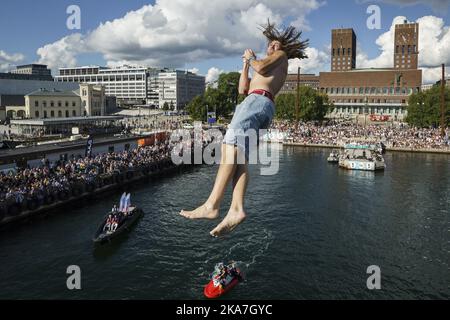 Oslo 20220827. Anders Rox Friberg bei seinem ersten Sprung in der DÃ¸ds 2022, auch DÃ¸ds Weltmeisterschaft genannt, in Raadhuskaia in Oslo. Foto: Heiko Junge / NTB Stockfoto