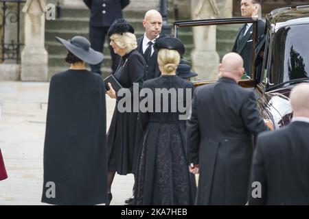 London, Großbritannien 20220919. Königin Camilla von Großbritannien kommt in der Westminster Abbey an. Etwa 2.000 Menschen, darunter Staatsoberhäupter und andere königliche Persönlichkeiten, werden am Montag an der Beerdigung von Königin Elizabeth in London teilnehmen. Die Beerdigung findet in der Westminster Abbey statt, der traditionellen britischen Krönungskirche. Foto: Heiko Junge / NTB Stockfoto