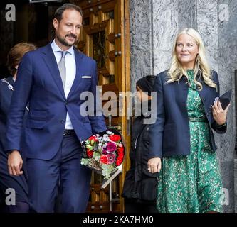 Oslo 20220926. Kronprinz Haakon und Kronprinzessin Mette-Marit verlassen am Montag die Eröffnung der Oslo Innovation Week 2022 im Rathaus von Oslo. Foto: Lise Aaserud / NTB Stockfoto