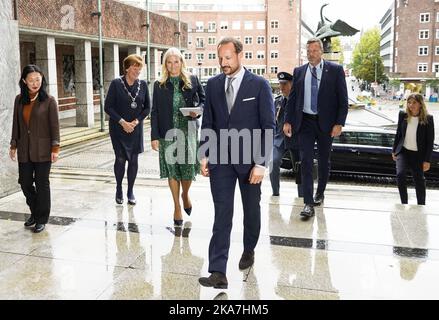 Oslo 20220926. Kronprinz Haakon und Kronprinzessin Mette-Marit kommen am Montag zur Eröffnung der Oslo Innovation Week 2022 im Rathaus von Oslo an. Links von der Kronprinzessin, Bürgermeisterin Marianne Borgen. Foto: Lise Aaserud / NTB Stockfoto