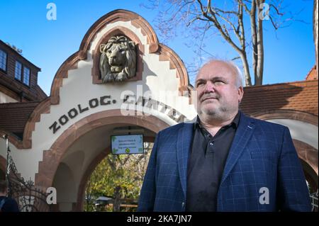 Leipzig, Deutschland. 30. Oktober 2022. Der Leipziger Zoodirektor Jörg Junhold steht vor dem Eingang zum Zoo. Er ist seit genau 25 Jahren im Amt. Quelle: Heiko Rebsch/dpa/Alamy Live News Stockfoto