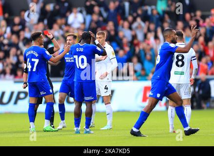 Das Aktenfoto vom 23-10-2022 von Callum Robinson (links) in Cardiff City ist mit einer roten Karte versehen. Cardiff-Interims-Chef Mark Hudson wird für den Sky Bet Championship Clash gegen die Besucher Watford ohne Stürmer Callum Robinson sein. Ausgabedatum: Dienstag, 1. November 2022. Stockfoto