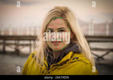 Zukunft. Gesichtserkennung. Biometrische Gesichtserkennung. ID-Informationssicherheit. 3D Scannen des Gesichts eines kaukasischen Servertechnikers, der mit dem Tablet AT arbeitet Stockfoto