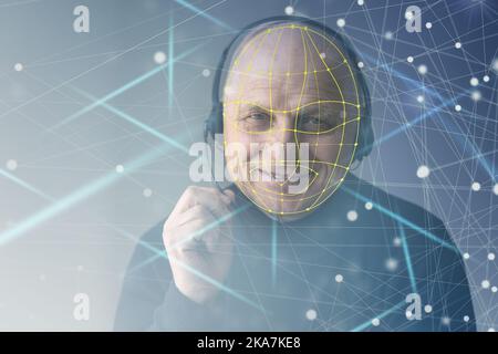 Zukunft. Gesichtserkennung. Biometrische Gesichtserkennung. ID-Informationssicherheit. 3D Scannen des Gesichts eines kaukasischen Servertechnikers, der mit dem Tablet AT arbeitet Stockfoto