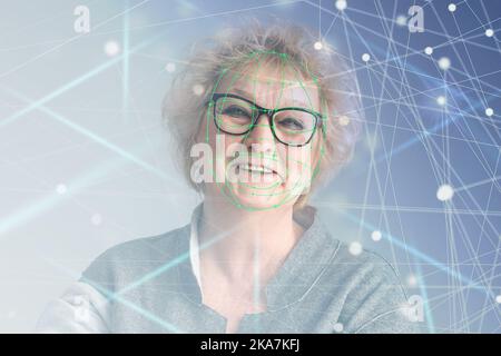 Zukunft. Gesichtserkennung. Biometrische Gesichtserkennung. ID-Informationssicherheit. 3D Scannen des Gesichts eines kaukasischen Servertechnikers, der mit dem Tablet AT arbeitet Stockfoto