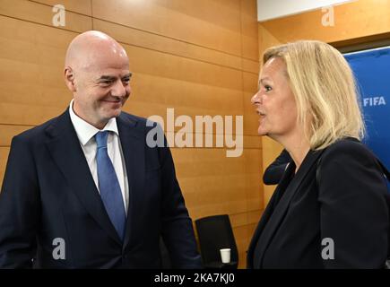 Doha, Katar. 01.. November 2022. Nancy Faeser (SPD), Bundesministerin für Inneres und Inneres, trifft sich mit FIFA-Präsident Gianni Infantino. Faeser ist in ihrer Funktion als Sportministerin vor der WM in das Gastgeberland Katar gereist. Die Reise wird sich auf die Menschenrechtsfragen konzentrieren, die während des Turniers diskutiert werden. Kredit: Britta Pedersen/dpa/Alamy Live Nachrichten Stockfoto