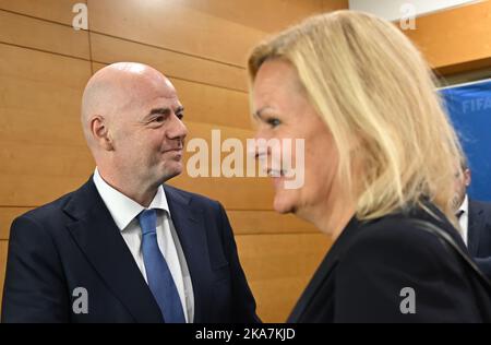 Doha, Katar. 01.. November 2022. Nancy Faeser (SPD), Bundesministerin für Inneres und Inneres, trifft sich mit FIFA-Präsident Gianni Infantino. Faeser ist in ihrer Funktion als Sportministerin vor der WM in das Gastgeberland Katar gereist. Die Reise wird sich auf die Menschenrechtsfragen konzentrieren, die während des Turniers diskutiert werden. Kredit: Britta Pedersen/dpa/Alamy Live Nachrichten Stockfoto