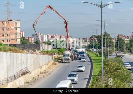 Verkehrsstaus auf der Nationalstraße RN1 aufgrund eines LKW-Fahrzeugs für Baumaschinen, das auf der Seite einer Brückenbaustelle geparkt ist. Stockfoto