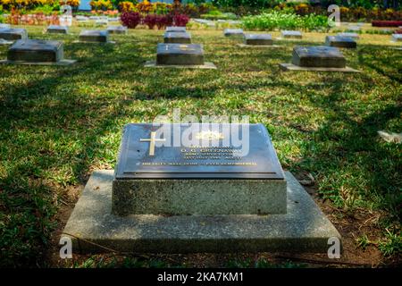 Grabzeichen australischer Militärangehöriger, die auf dem Rabaul-Kriegsfriedhof in Kokopo, Papua-Neuguinea, begraben wurden Stockfoto