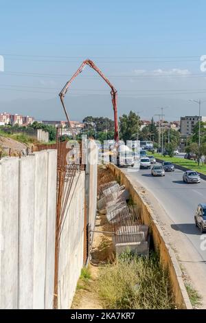 Verkehrsstaus auf der Nationalstraße RN1 aufgrund eines LKW-Fahrzeugs für Baumaschinen, das auf der Seite einer Brückenbaustelle geparkt ist. Stockfoto