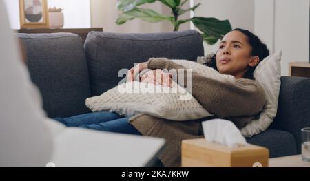 Psychische Gesundheit, Unterstützung und Frau auf dem Sofa in Therapie oder Beratung Sitzung für Depressionen, Angst und Gesundheitsversorgung. Psychologe Termin, trauriges Mädchen Stockfoto