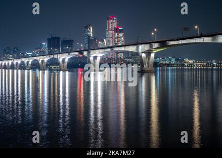 Nachtansicht des Han-Flusses und des Stadtbildes von Seoul in Südkorea am 31. Oktober 2022 Stockfoto