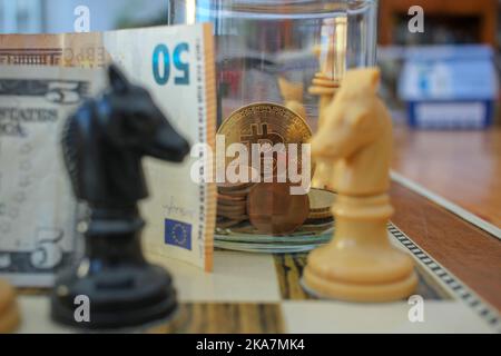 bitcoin im Schachbrett der Währungen Stockfoto