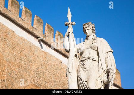 Treviso - monumento Statua Ai morti della Patria auf der Piazza Indipendenza e dietro il Palazzo dei Trecento al Centro storico di Treviso Stockfoto