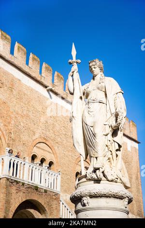 Treviso - monumento Statua Ai morti della Patria auf der Piazza Indipendenza e dietro il Palazzo dei Trecento al Centro storico di Treviso Stockfoto