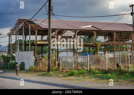 Verlassene und verlassene Fabrik in Rabaul, Papua-Neuguinea Stockfoto