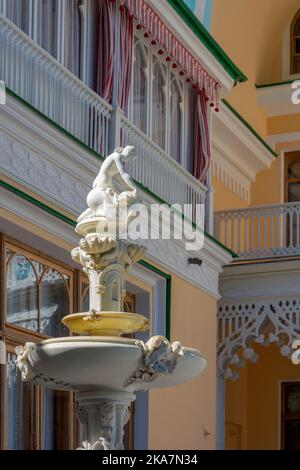 Peterhof, Marmorbrunnen auf der Terrasse des Palace Cottage im Alexandria Park Stockfoto