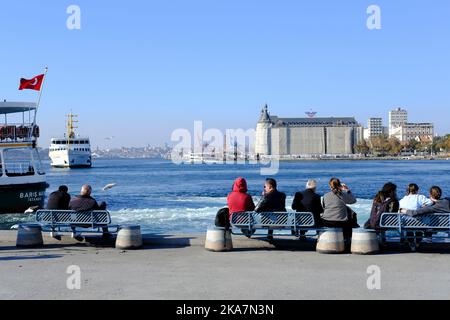 Istanbul, Türkei - 27. Oktober 2022: Die Türken und einige Touristen sitzen auf Bänken und haben eine gute Zeit an der Küste von Kadikoy. The Hayd Stockfoto